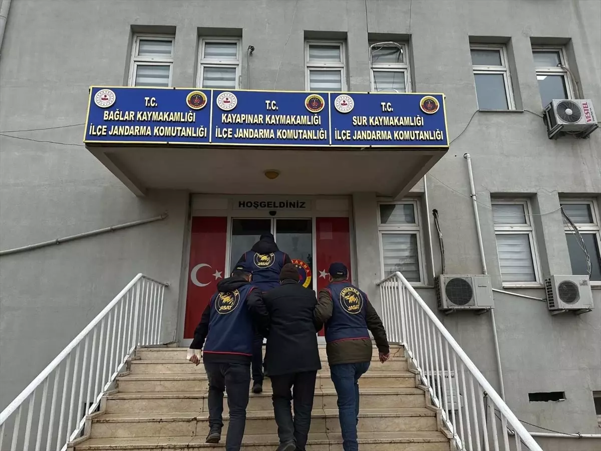 Diyarbakır'da Firari Hükümlüler ve Aranan Zanlı Yakalandı