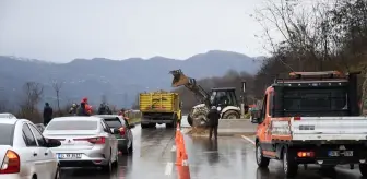 Düzce'nin Gölyaka İlçesinde Toprak Kayması Ulaşımı Aksattı