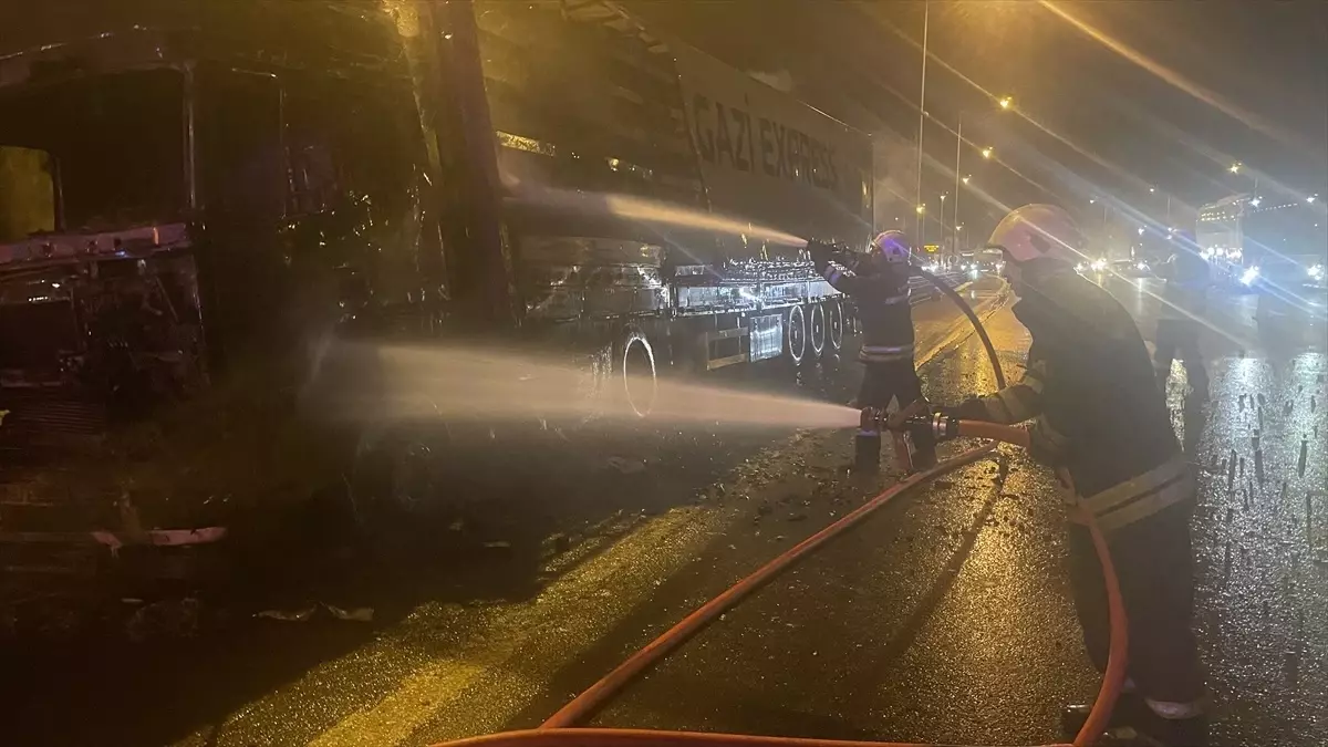 Bolu Dağı Tüneli'nde Kömür Yüklü Tırda Yangın