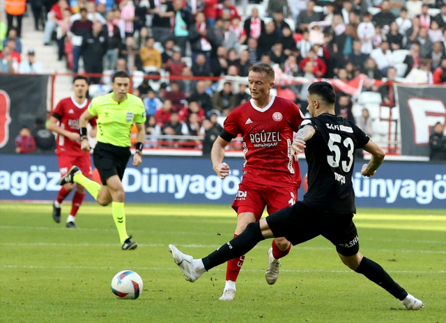 Beşiktaş, Antalyaspor ile deplasmanda 1-1 berabere kaldı Beşiktaş, Antalyaspor ile deplasmanda 1-1 berabere kaldı