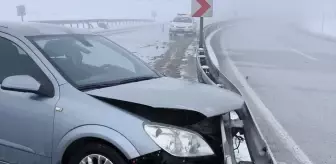 Erzincan'da Otomobil Bariyerlere Çarptı: 3 Yaralı