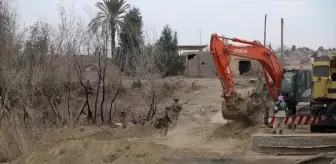 Suriye'de Harbi Köprüsü Onarılırken ABD Askerleri Bölgeyi Gözlemledi