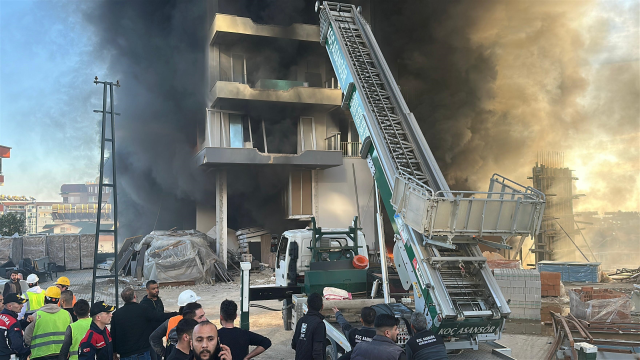 Fire at a 9-story hotel construction site in Antalya! Workers are trapped