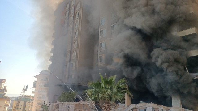 Fire at a 9-story hotel construction site in Antalya! Workers are trapped