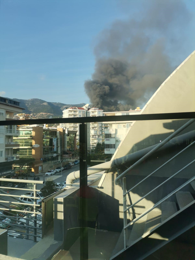 Fire at a 9-story hotel construction site in Antalya! Workers are trapped