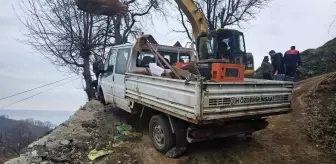 Artvin'de Yolda Kalan Kamyoneti Kurtarmak İsterken Kazaya Sebep Olan Ekskavatör