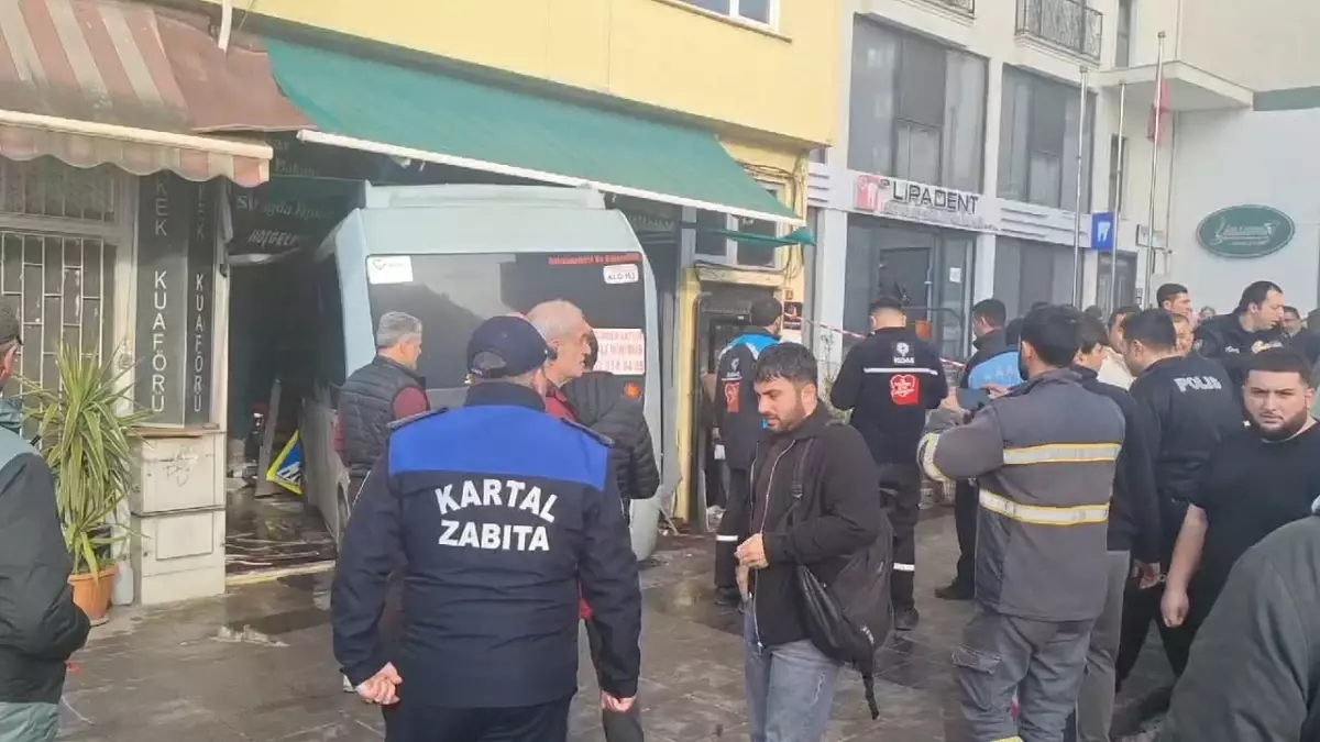 Kartal'da minibüs dükkana girdi, yaralılar var