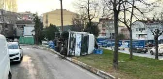 Ataşehir'de Freni Patlayan Kamyonet Devrildi