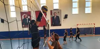 Genç Voleybolcular Disiplinle Çalışmalarına Devam Ediyor