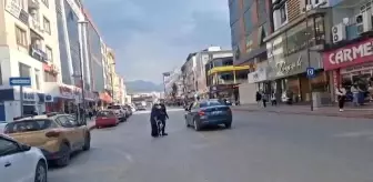 Polis Memurundan Yaşlı Kadına Yardım