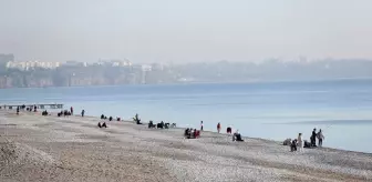 Antalya'da Güzel Havada Sahil Yoğunluğu