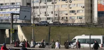 Bahçelievler'de Metrobüs Arızası Yolcuları Bekletiyor