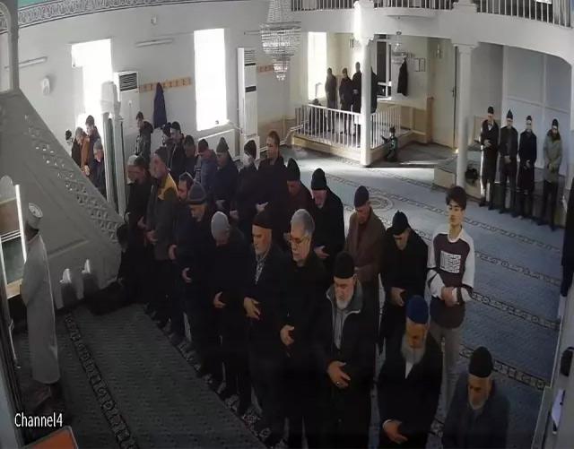 Panic moments in the mosque! Citizens interrupted their prayers and started chasing the individual