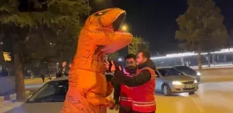 Isparta'da Dinozor Kostümüyle Eğlence Dolu Anlar