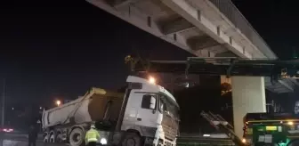 Kağıthane'de Hafriyat Kamyonu Beton Bariyerlerin Üzerine Çıktı