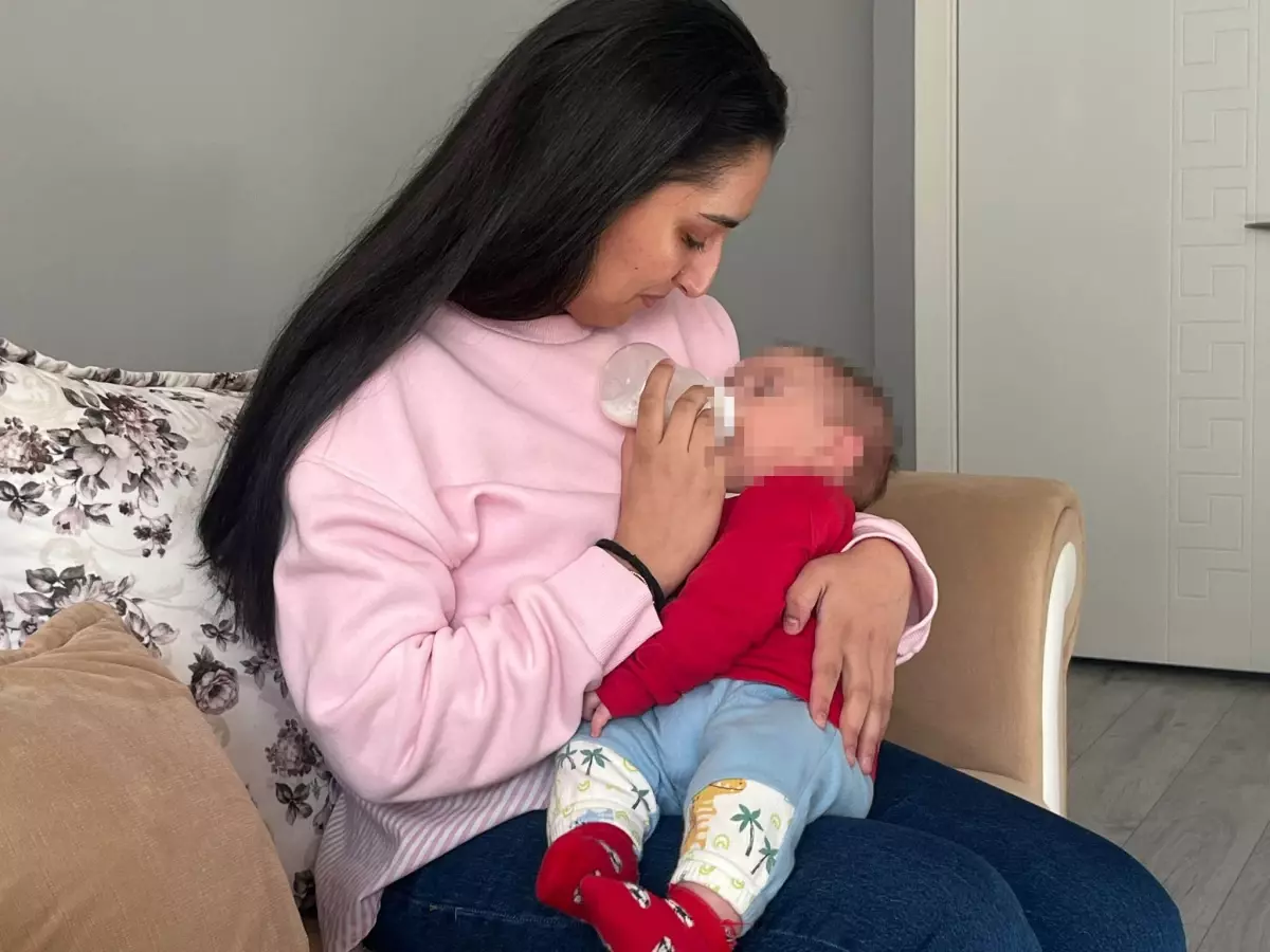 Baba, 4 Aylık Bebeğini Cam Sehpanın Üzerine Attı