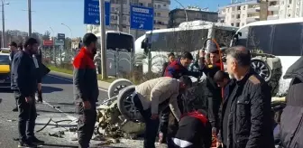 Diyarbakır'da korkuluğa çarpan otomobildeki 4 kişi yaralandı