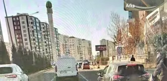 Diyarbakır'da Motosikletli Sürücünün Kadın Şoföre Hakareti Kamera ile Kaydedildi