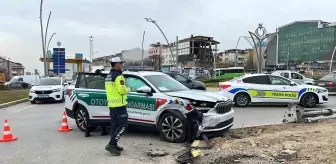 Gebze'de Jandarma Oto ile Hafif Ticari Araç Çarpıştı: 1 Yaralı