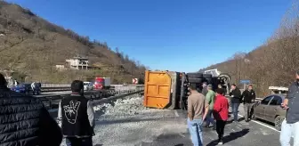 Fatsa'da Kil Yüklü Kamyon Devrildi: Trafik Durdu