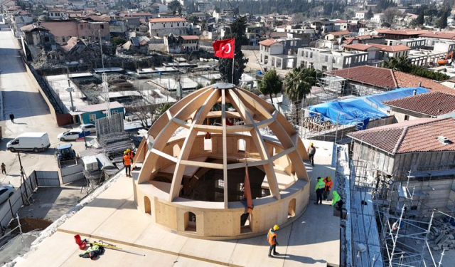 Başkan Altay: Hatay Habib-i Neccar Camii'nin Yeniden İmal Edilen Ahşap Kubbesi Yerine Yerleştirildi