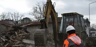 Lüleburgaz'da Metruk Binaların Yıkımına Devam Ediliyor