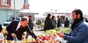 Vali Usta pazara indi, esnaf ve vatandaşla sohbet edip alışveriş yaptı