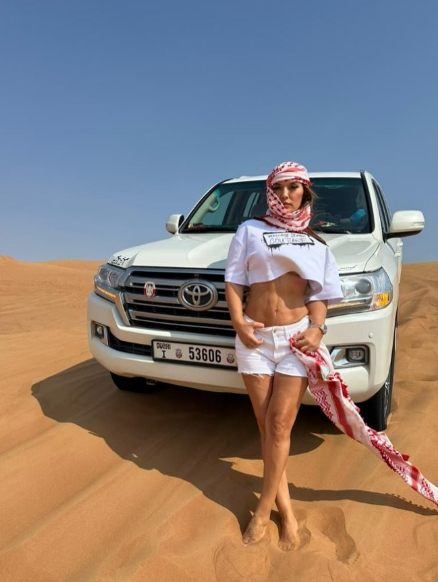 Desert poses from Demet Akalın who had liposuction