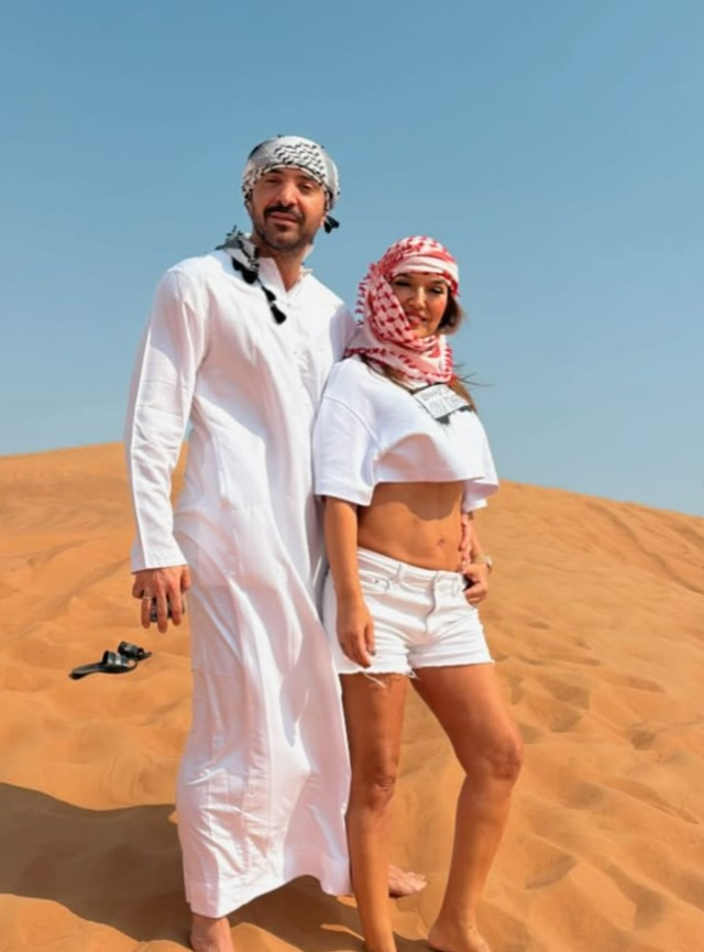 Desert poses from Demet Akalın who had liposuction