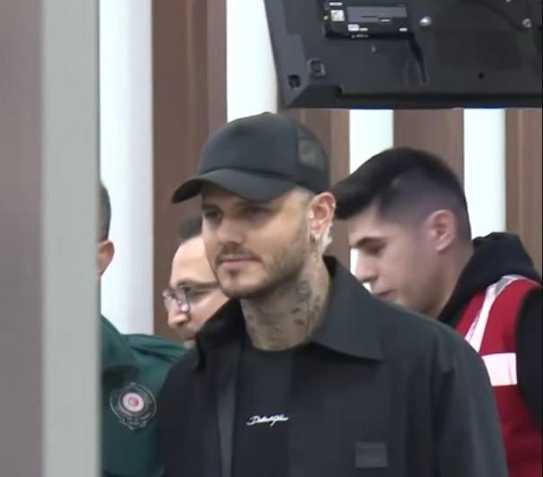 Icardi returned to Istanbul, everyone looked at the beauty next to him