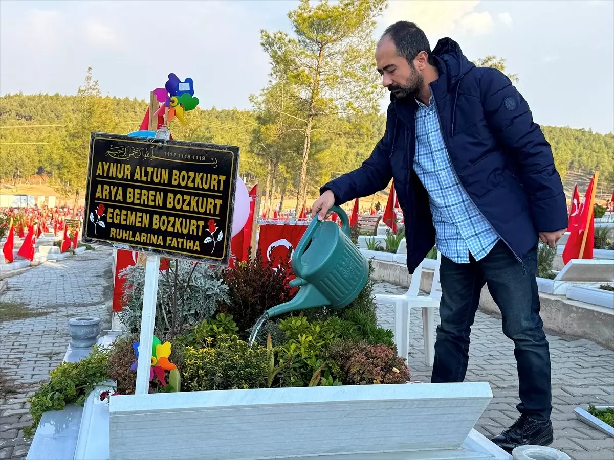 Deprem Acısının Tarifi Yok: Kaybettiği Ailesinin Mezarı Başında Her Gün Bekliyor
