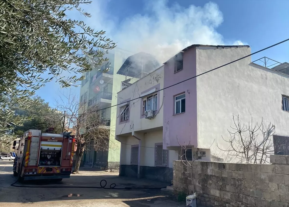 Adana Kozan'da İki Katlı Evde Yangın