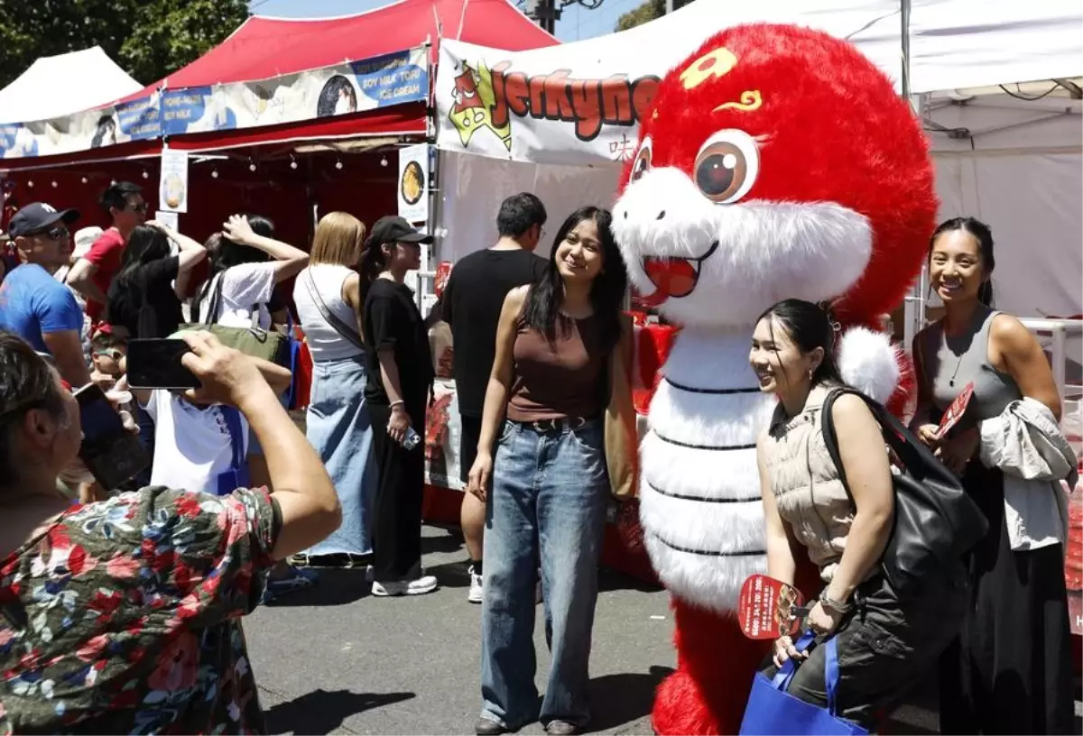 Melbourne'da Çin Yeni Yılı Kutlamaları Renkli Görüntülerle Yapıldı