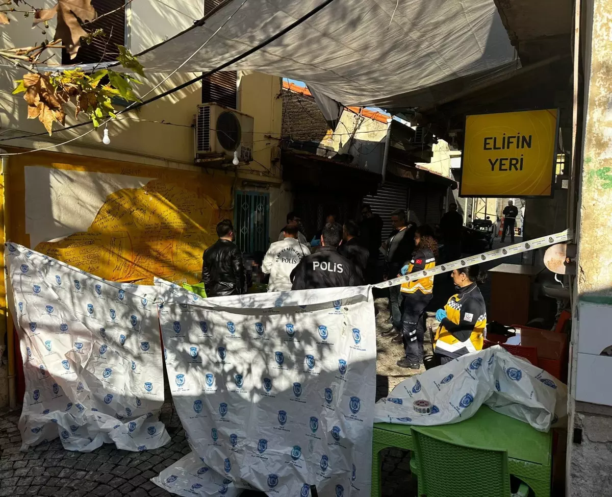 Bıçaklanan adam sandalyede oturur halde ölü bulundu
