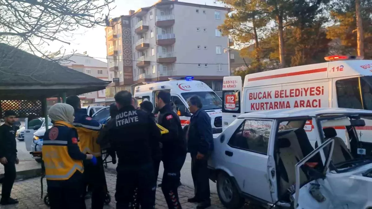 Bucak'ta Minibüs ve Otomobil Çarpıştı: 9 Yaralı