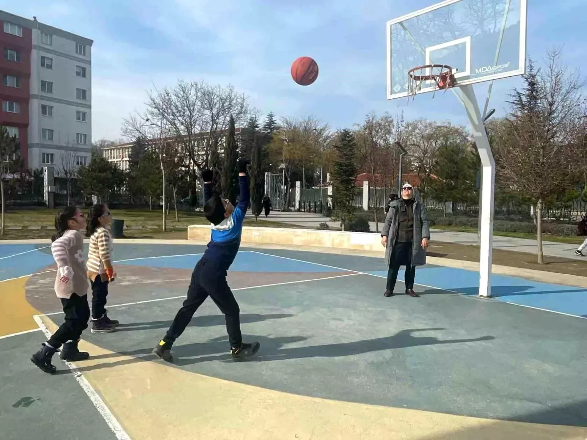 Eskişehir'de Güzel Hava, Aileler ve Çocuklar Millet Bahçesi'nde Buluştu