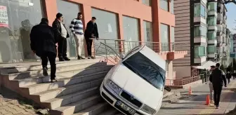 Çorum'da Engelli Çocuğun El Freni Otomobili Merdivenlere Asılı Kaldırdı