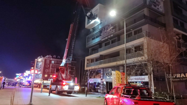 Denizli'de 7 katlı apartmanda yangın! Mahsur kalanlar var