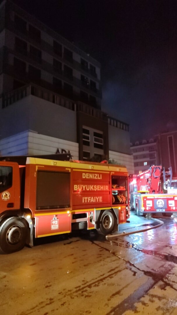 Denizli'de 7 katlı apartmanda yangın! Mahsur kalanlar var