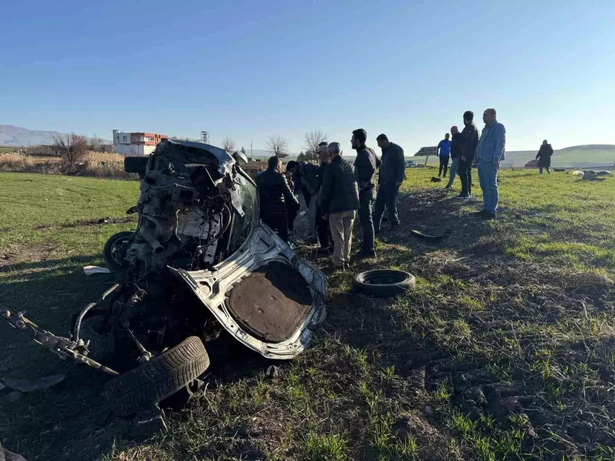 Diyarbakır'da Takla Atan Otomobil Hurdaya Döndü, 2 Yaralı