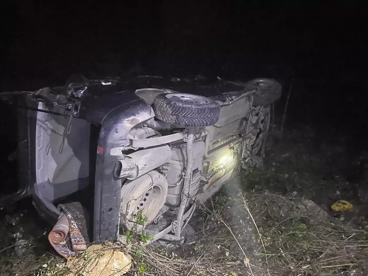 Düzce'de Hafif Ticari Araç Şarampole Devrildi: 5 Yaralı