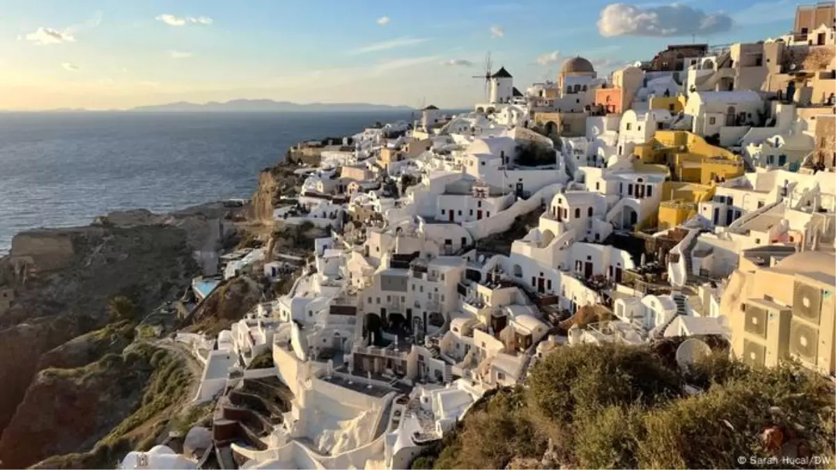 Santorini Adası'nda Peş Peşe Depremler, Okullar Tatil Edildi