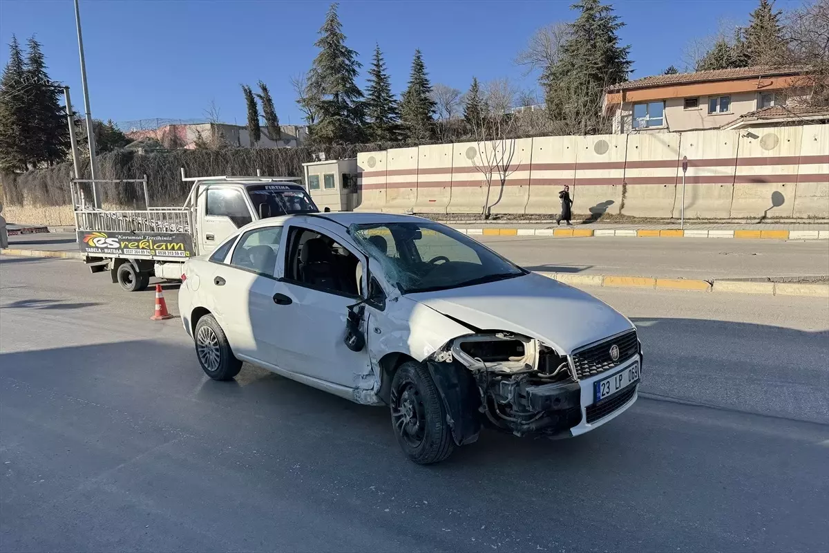 Elazığ'da 3 aracın karıştığı kazada 1 kişi yaralandı