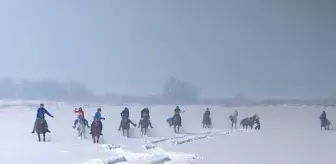 Erzurum'da Geleneksel Mahalli At Yarışı Düzenlendi