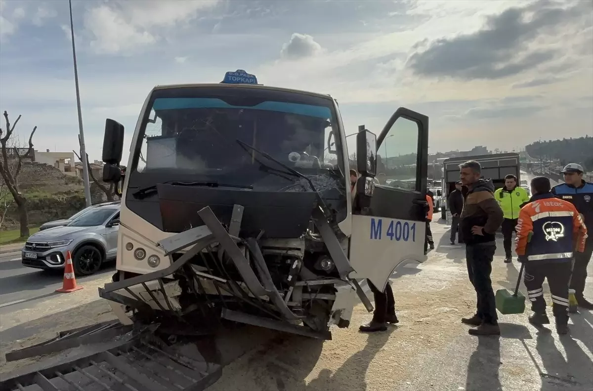 Fatih'te Minibüs Kazasında Sürücü Ağır Yaralandı