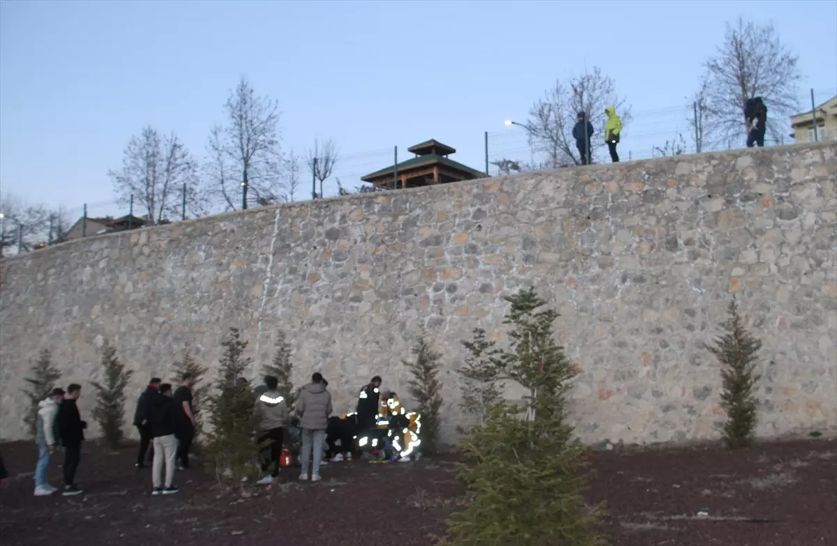 Beyşehir'de Seyir Tepesinden Düşen İki Genç Hastaneye Kaldırıldı