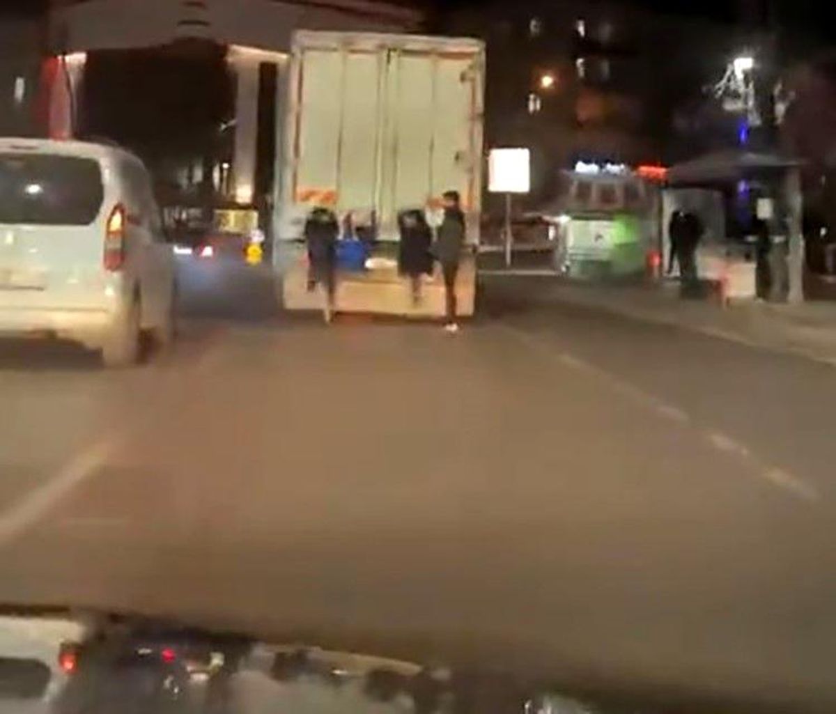 Gaziantep'te Tehlikeli Yolculuk: 4 Çocuk Kamyonun Arkasına Tutunarak Gitti