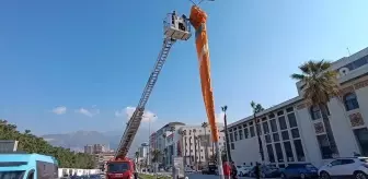 Yamaç Paraşütçüleri Aydınlatma Direğine Takıldı