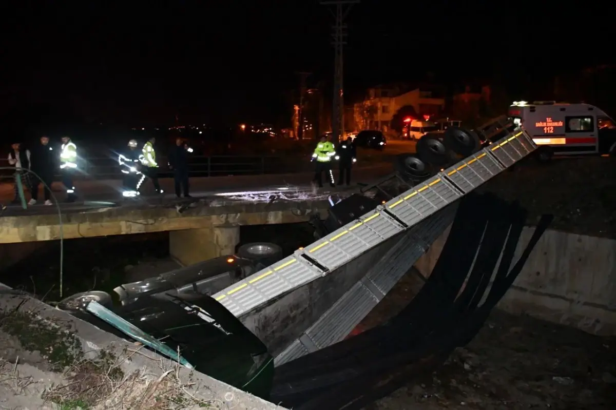 Hatay'da Köprüden Uçan Tırın Sürücüsü Kayboldu