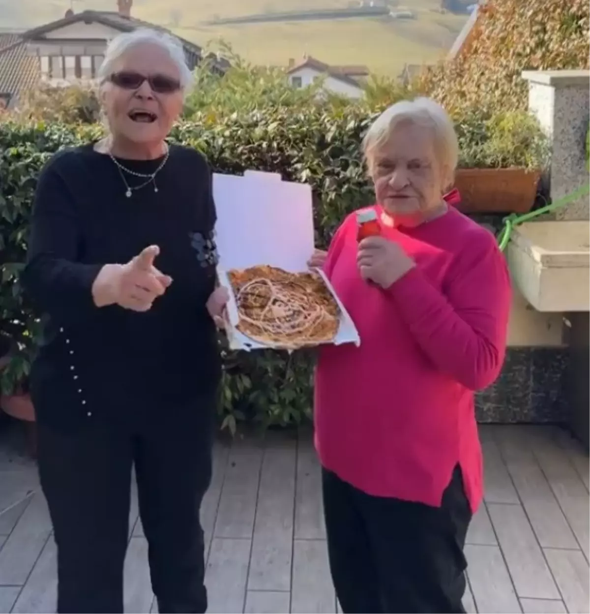 Lahmacuna ketçap sıkıp akıllarınca intikam aldılar! Sıradaki yemek de mantıymış